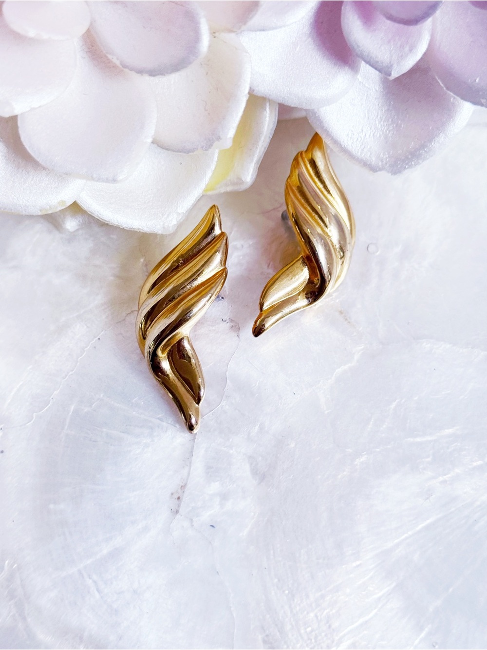 Vtg gold tone swirl statement earrings retro